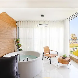 דירה Oceanfront House W Jacuzzi ביץ האוס על הים, חיפה